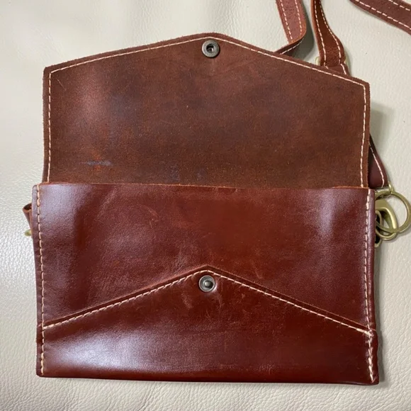 Portland Leather Goods Convertible Envelope Crossbody Bag - Picture 7 of 12